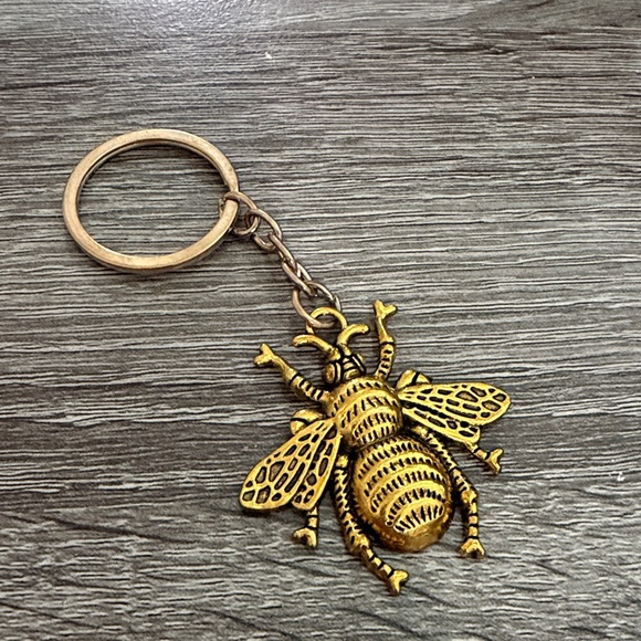 Golden Bee Keychain - Picture 3 of 4